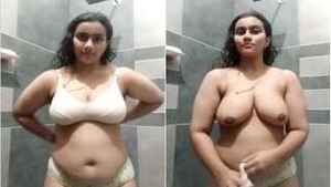 Desi babe records her nude video for pleasure
