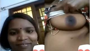 Tamil Bhabhi flaunts her body in a video call