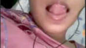 Indian girl pleasures herself in a solo video