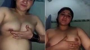 Pakistani bhabhi reveals her bare body