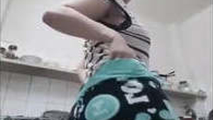 Busty Indian bhabhi flaunts her big booty in steamy videos