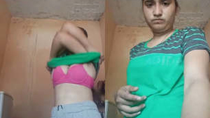 Indian girl gets naked and flaunts her body in a steamy video