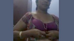Attractive Aunty: A Steamy Video of a Gorgeous MILF