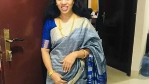 Aunty in desi outfit gets naked and shows off her body