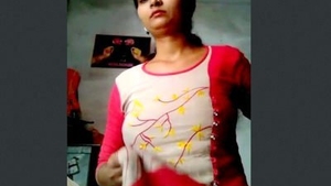 Bhabi from India flaunts her boobs and vagina in a steamy video
