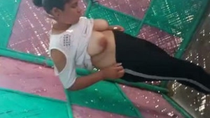 Girlfriend gets her pussy fingering in the great outdoors