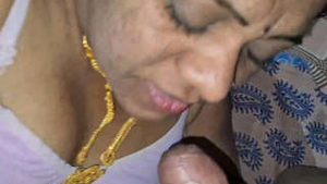 Desi Bhabhi gives a blowjob in HD video