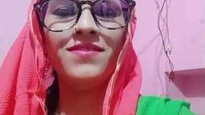 Desi Indian bhabi teases with her fingers in solo video