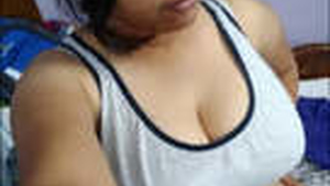 Sensual Desi babe flaunts her curves in the nude