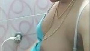 Horny Bhabhi gets naughty in the bathroom