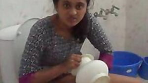 Desi chick in XXX homemade sex movie washes cunt after chudai creampie