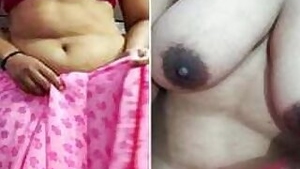 Middle aged Desi strips like a XXX pro and flaunts her saggy boobs