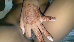 Horny girl pleasures herself with her fingers in mehendi hand