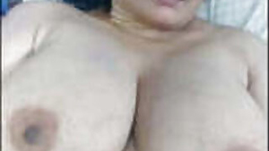Indian Aunty Boobs Showing