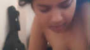 Desi babe gives a mind-blowing blowjob