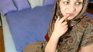 Pakistani MILF Ghazala's erotic performances on cam