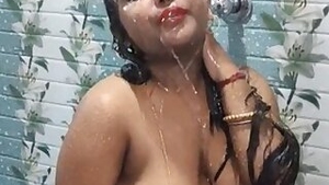 Bengali Boudi aunty bathing video