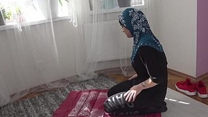 Muslim woman pleads for forgiveness with hammer words