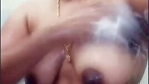 Tamil aunty bathing new
