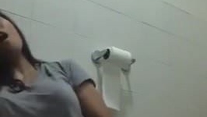 Watch a sexy Filipina in the bathroom