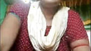 Desi Bhabhi Shows her Boobs