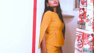 Soni's sensual solo performance