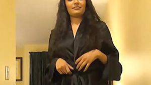 Desi chick in a black robe tries to act like a real XXX pornstar