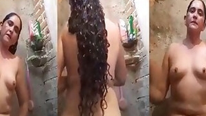 Small boob Pakistani aunty bathing nude on cam