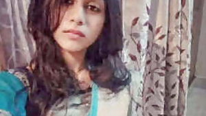 Desi sexy girl showing her body in a great MMS scene