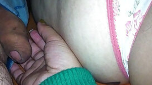 Passando na bundinha.