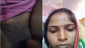 Bhabhi flaunts her pussy in a naughty video