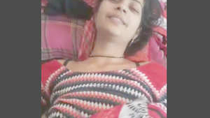 Indian model shows off her curves in a seductive video