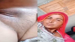 Mature Indian bhabhi flaunts her mature pussy