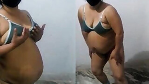 Horny Indian Bhabhi Showing her Boobs Pussy