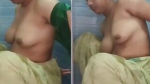 Desi Bhabi Bathing Video