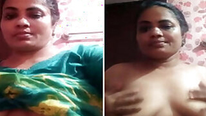 Indian MILF takes camera to film how she rubs XXX pussy and boobs