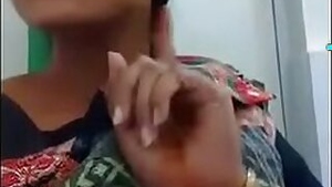 Sexy Bengali Bhabhi Shows Off Boobs Webcam