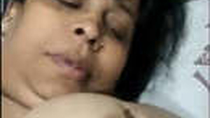 Desi bhabhi flaunts her big boobs on camera