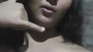 Desi lady never turns down an opportunity to expose tits in a porn video
