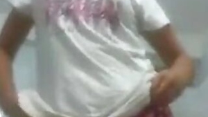 Slender Desi indian girl gives boobs pussy to viewers via video link