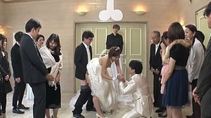 Remote guy entertains a Japanese couple at their wedding in this video - Asian