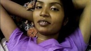 Dusky bhabhi exposing her juicy boobs