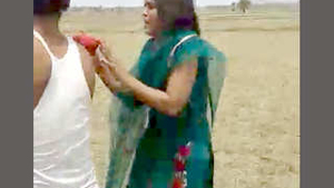 Desi porn lover gets caught in the field while making collages
