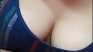 Desi girl show boob selfie video