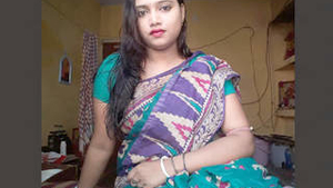 Naughty Indian bhabhi exposes her body in public