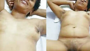 Desi MILF unveils her XXX body for a sex video by her boyfriend