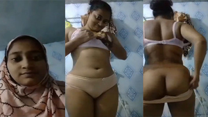 Desi village bhabhi flaunts her big boobs and sexy ass in nude video
