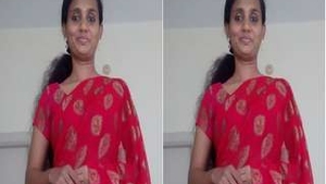 Amateur Tamil bhabhi enjoys a bath and flaunts her pussy