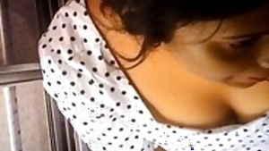 Hot Desi Girl get Deep Cleavage Captured In bus