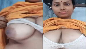 Exclusive Indian bhabhi flaunts her big boobs and pussy in amateur video